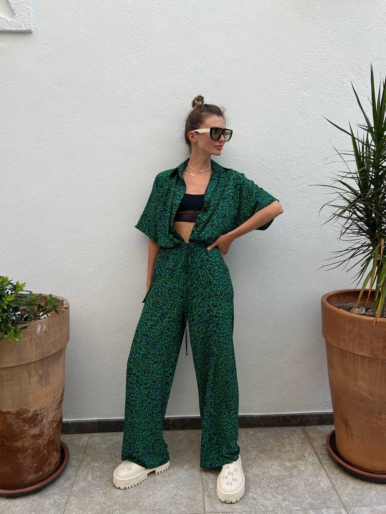 Damen zweiteiliges Safari-Print Loungewear-Set mit kurzärmeliger Hemdbluse und weitem hochgeschnittenen Palazzohose Shop Nory