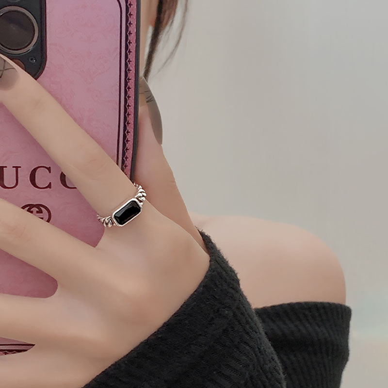 Damen Eleganter Ring mit rechteckigem Onyx und kunstvollem Wickeldesign Shop Nory