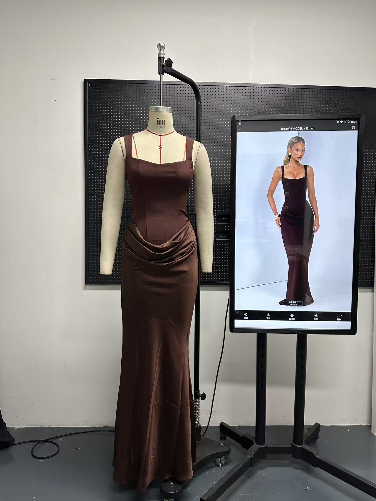 Damen Fließendes Maxi-Kleid mit asymmetrischem Schnitt und raffiniertem Drapé