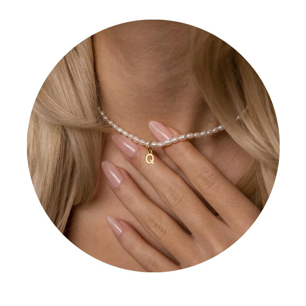 Damen Halskette mit zartem Perlenmuster und personalisiertem Anhänger Shop Nory