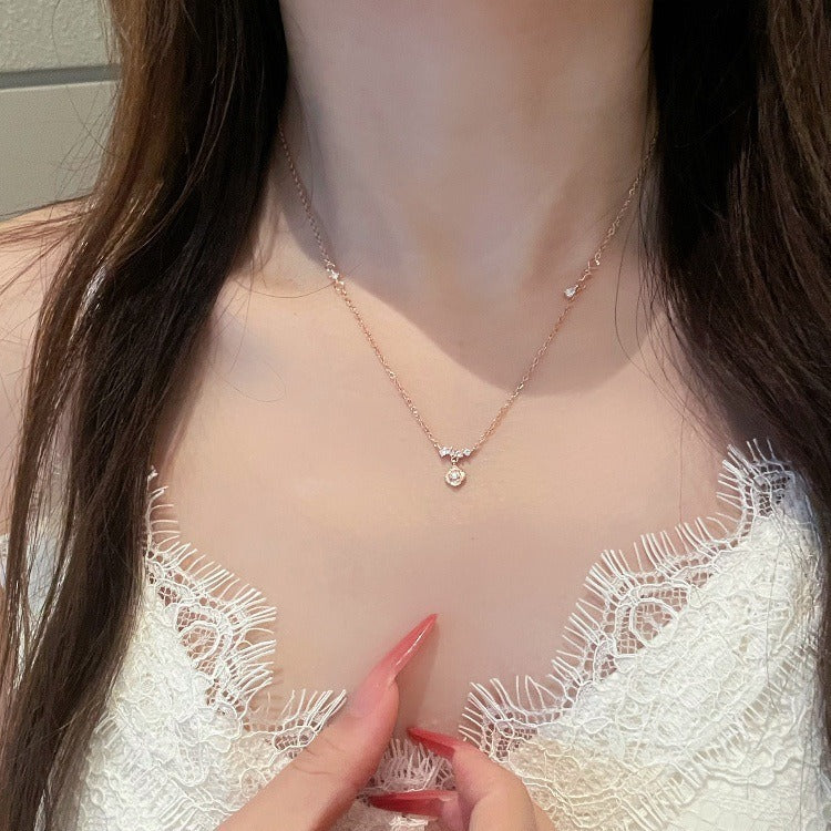 Damen Halskette mit filigranem Anhänger und funkelnden Zirkonia Shop Nory