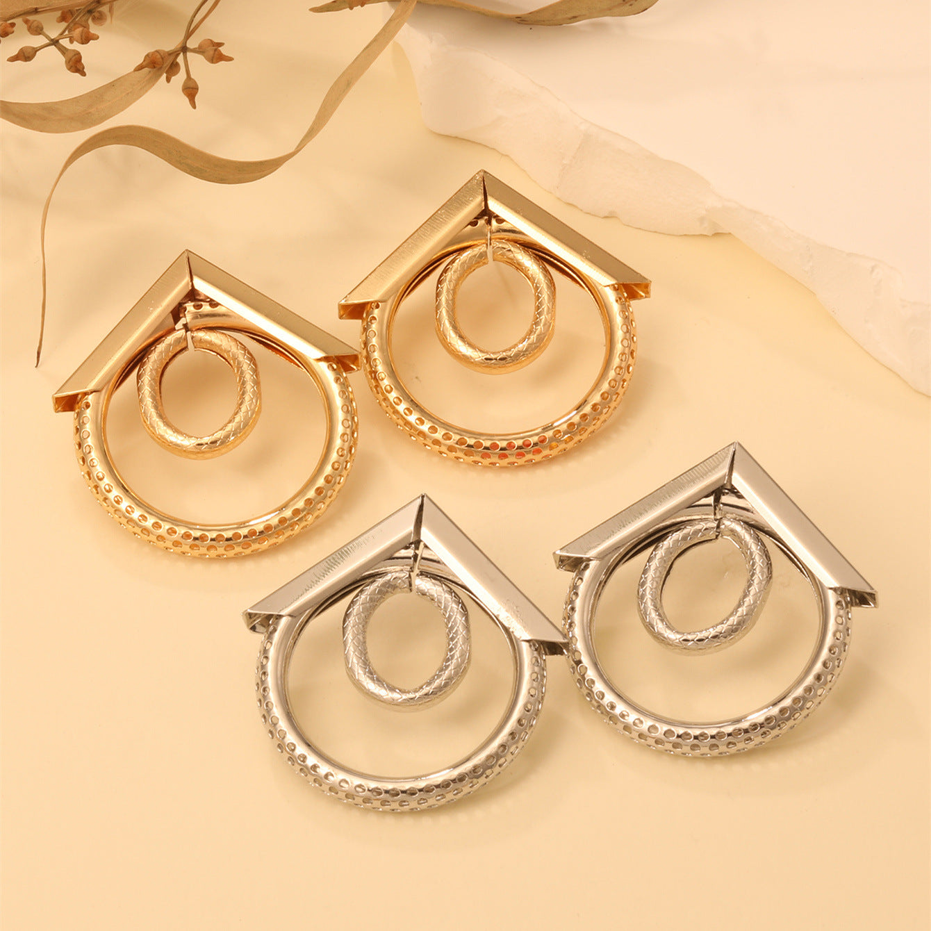 Damen Hängende Ohrringe mit elegantem, geschwungenem Ringdesign Shop Nory