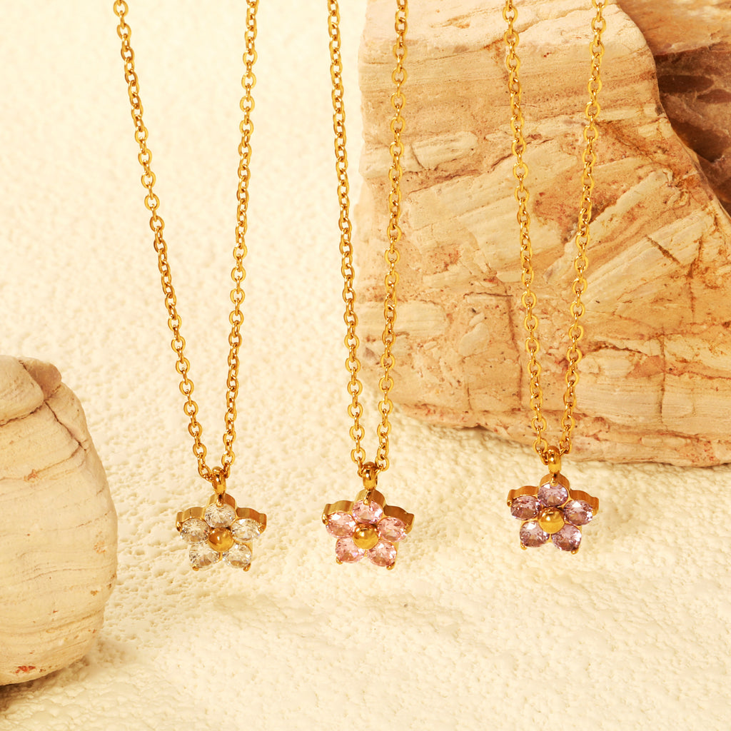 Damen Halskette mit hochwertigem Blumenanhänger und funkelnden Kristallen Shop Nory