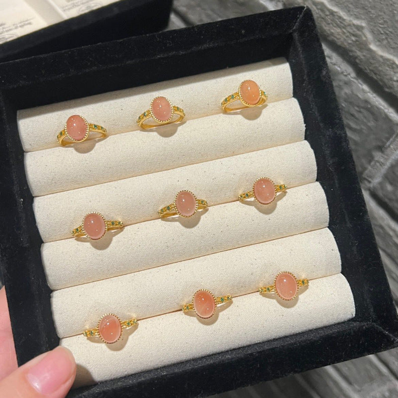 Damenring mit ovalem Rosenquarz und filigranem Golddesign Shop Nory