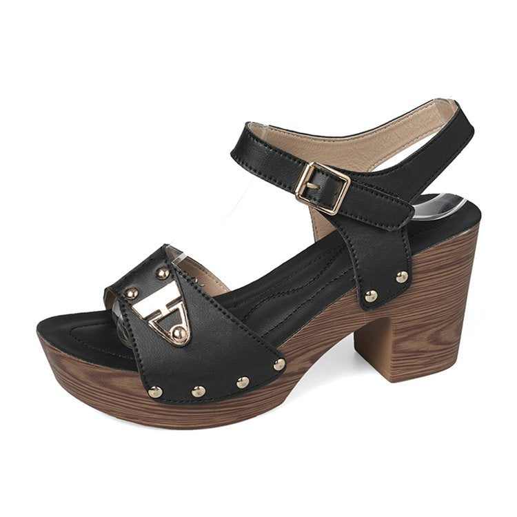 Damen Elegante Plateau-Sandaletten mit geschwungenem Riemendesign und modischen Nieten