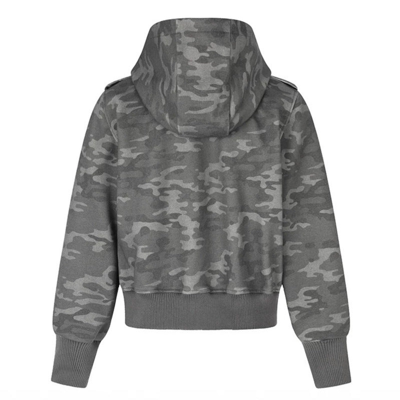 Damen Kurz geschnittene Kapuzen-Sweatjacke im Military-Camo mit dekorativen Stern‑Strapdetails Shop Nory