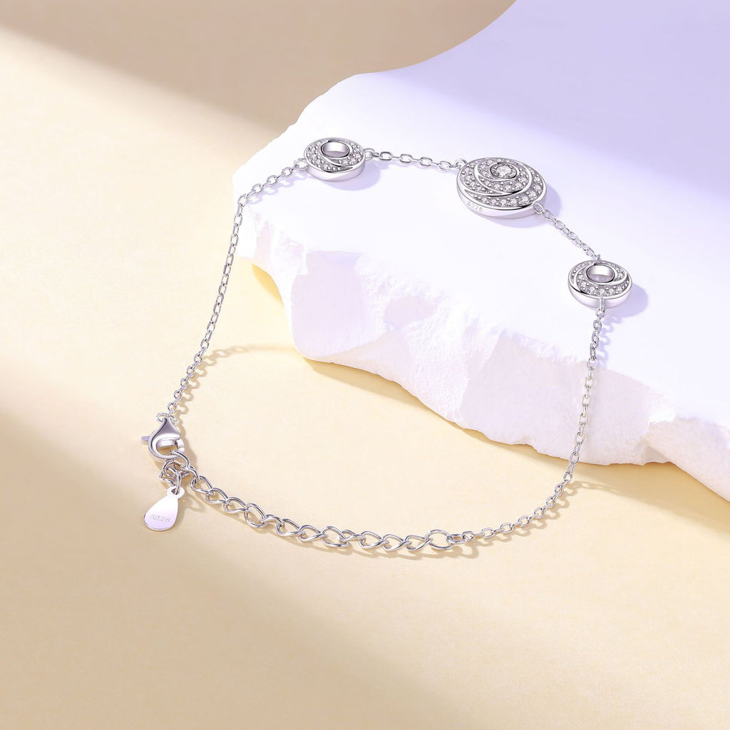 Damenarmband mit spiralförmigen Anhängern und funkelndem Zirkonia-Besatz Shop Nory