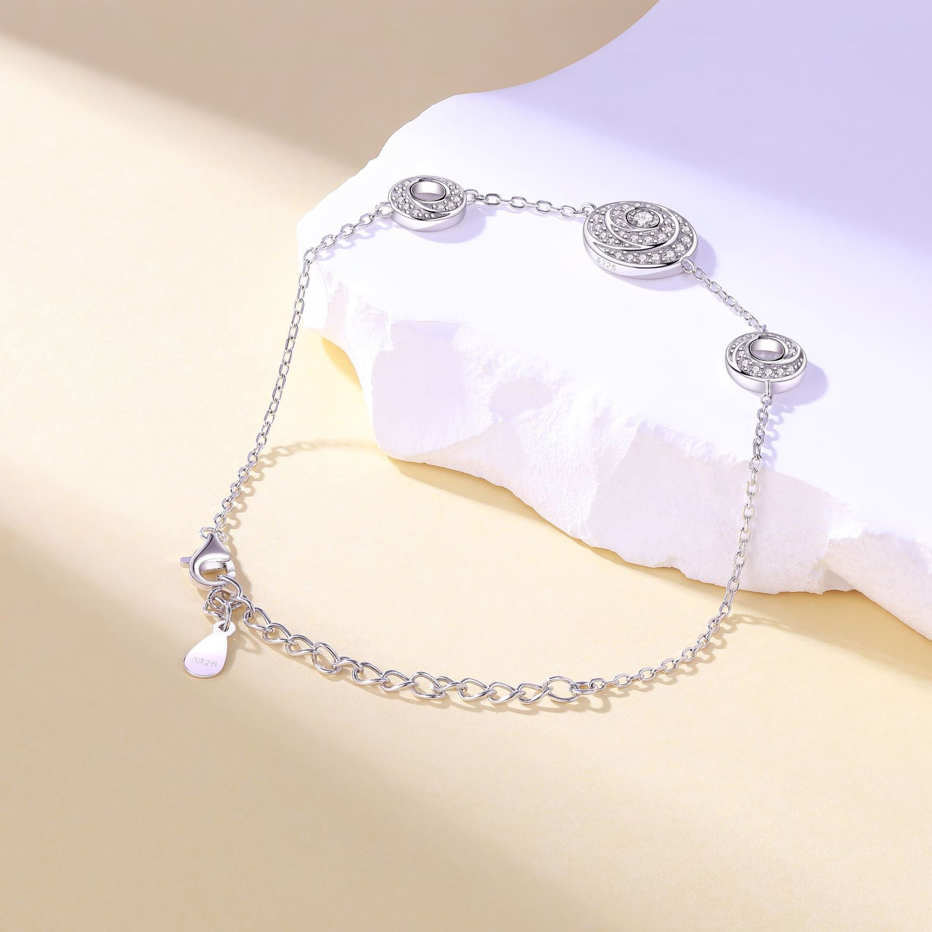 Damenarmband mit spiralförmigen Anhängern und funkelndem Zirkonia-Besatz Shop Nory