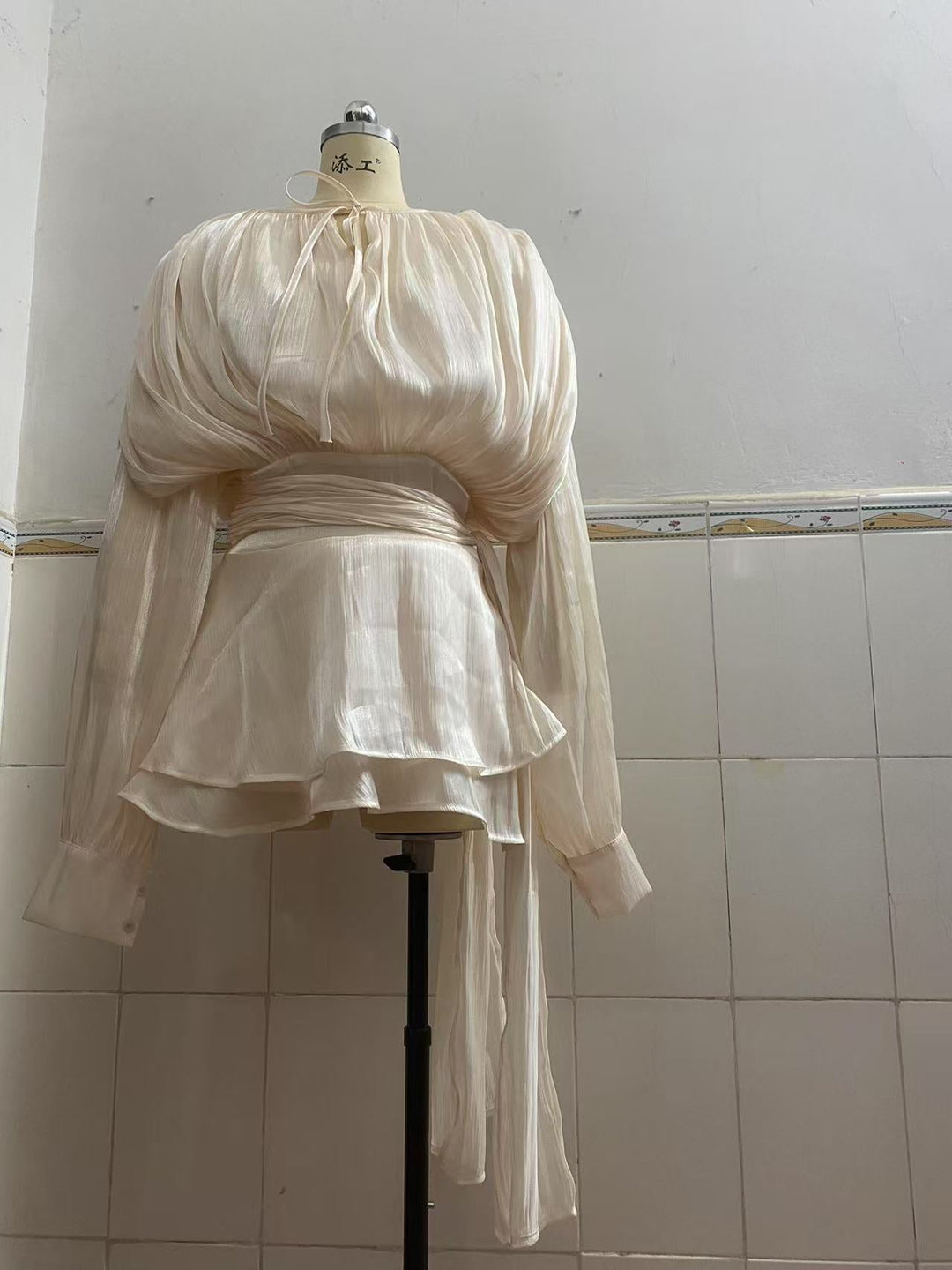 Damen Chiffon Minikleid mit eleganten Rüschendetails und verführerischem Wickeldesign Shopnory