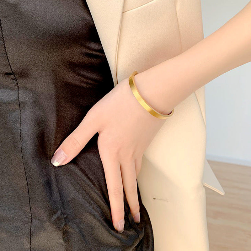 Damen Offener Armreif aus hochwertigem Edelstahl mit minimalistischer Struktur Shop Nory