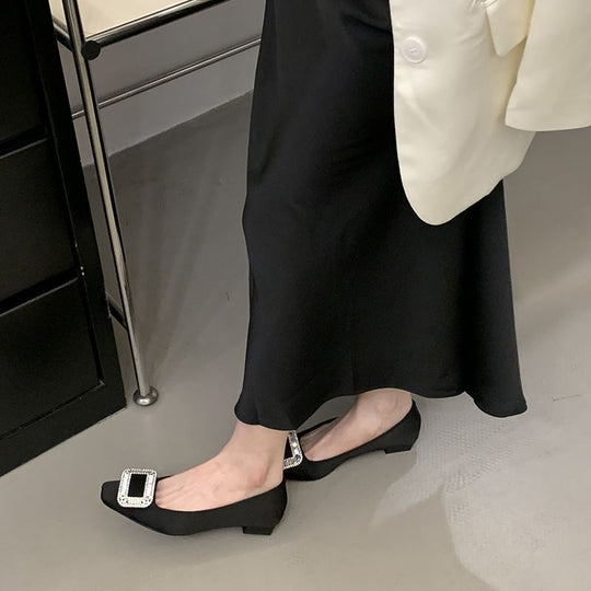 Damen Satin-Ballerinas mit quadratischer Zehenpartie und strassbesetzter Schmuckschließe Shop Nory