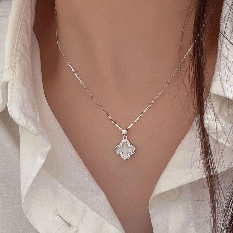 Damen Halskette mit filigranem Blumenanhänger und elegantem Zirkonia-Besatz Shop Nory