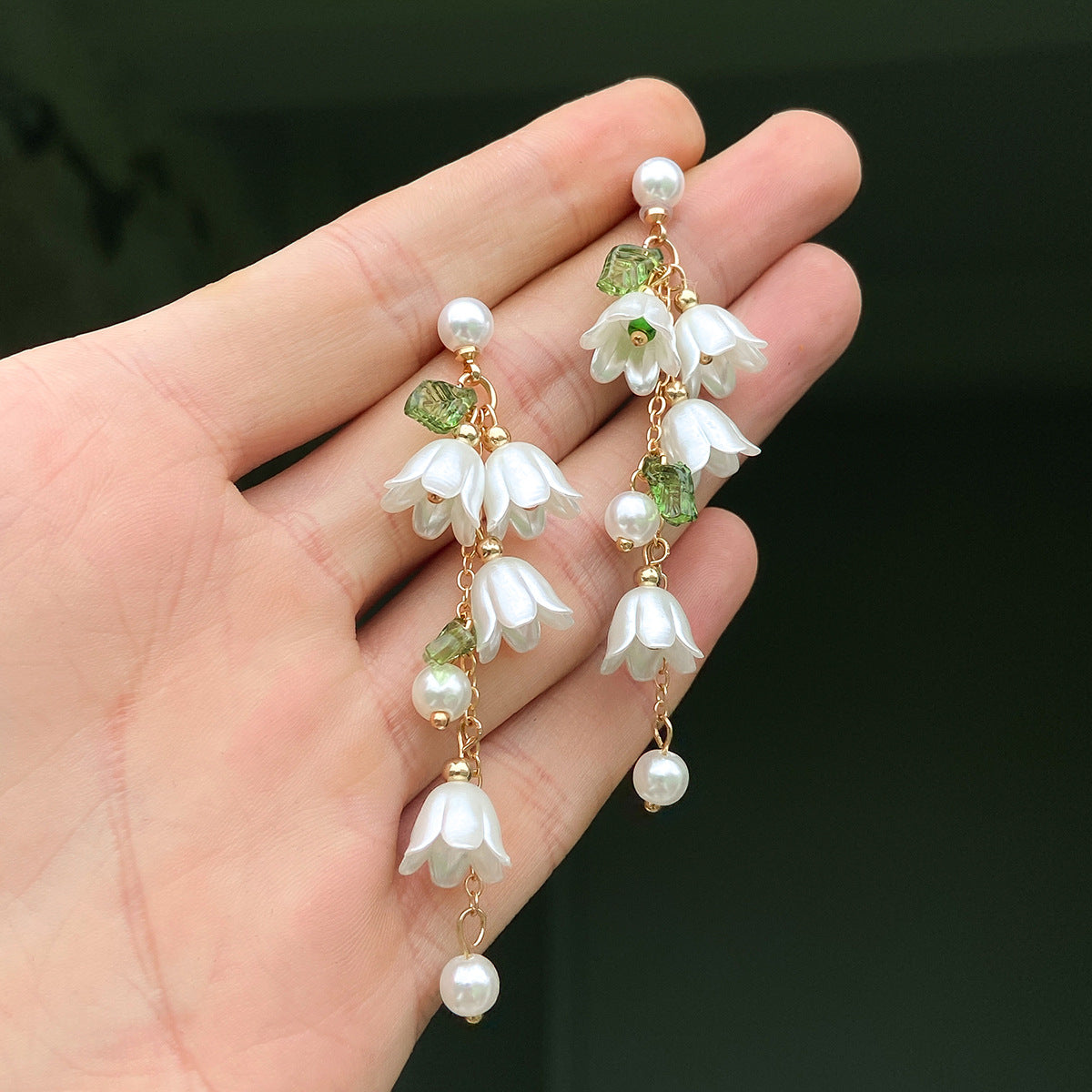 Damen Ohrringe mit floralen Anhängern und Perlenakzenten