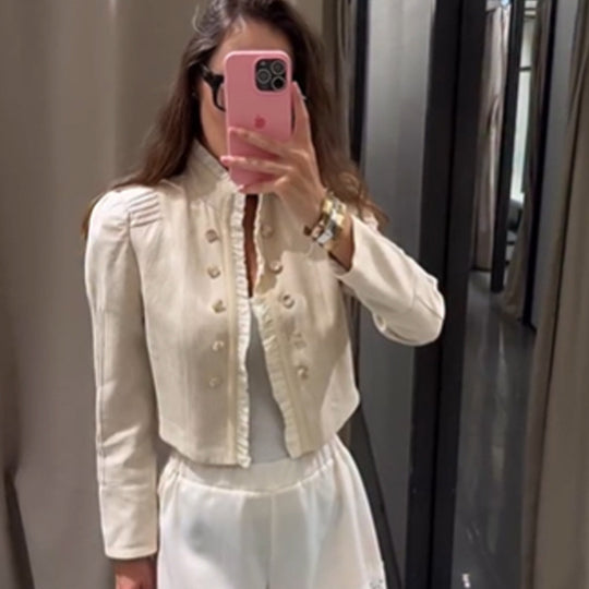 Damen Kurzjacke im Cropped‑Format mit Rüschenblende, Puffärmeln und doppelreihiger Knopfleiste Shop Nory