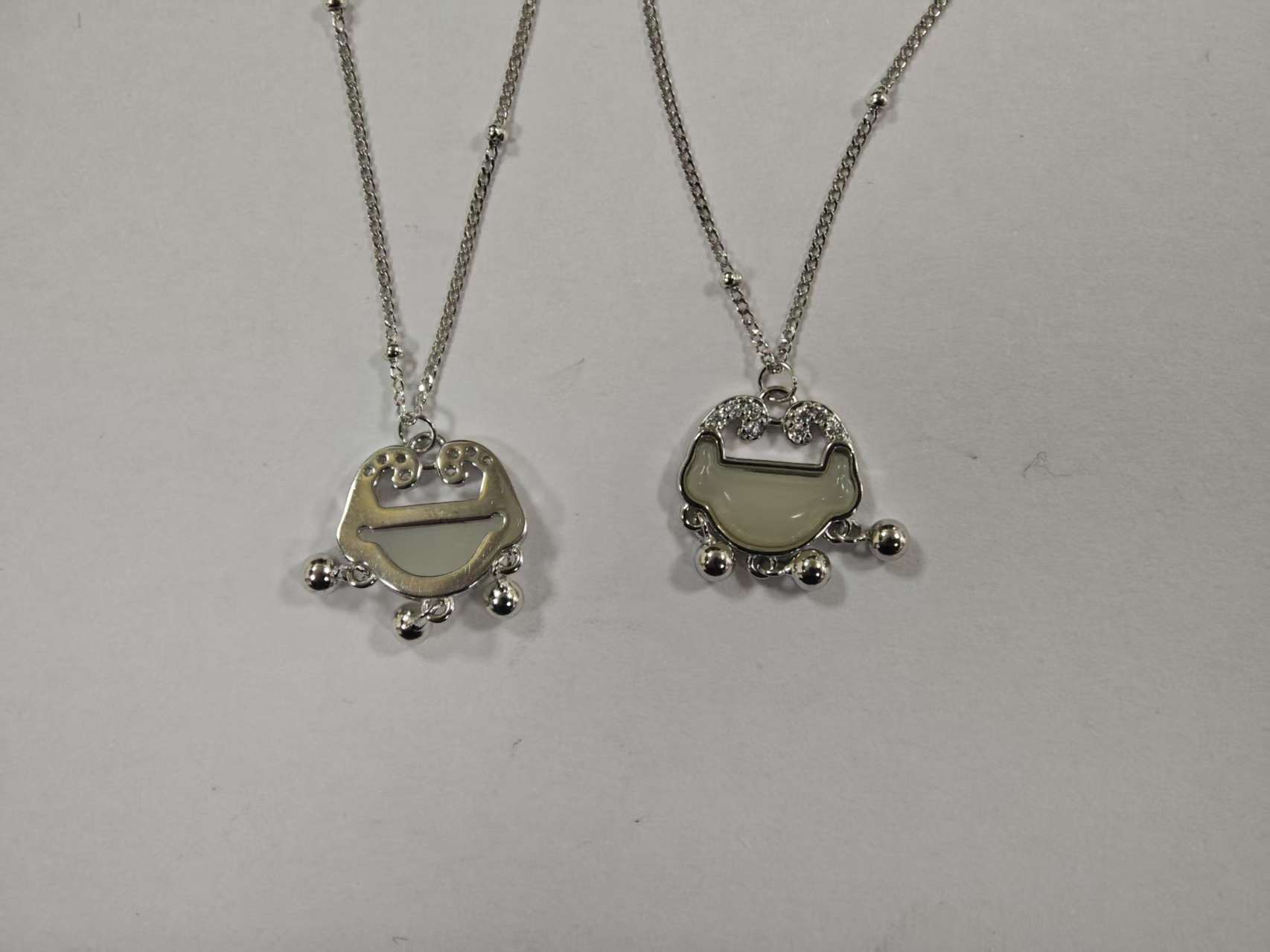 Damen Halskette mit kunstvollem Anhänger und eleganten Zirkonia-Details Shop Nory