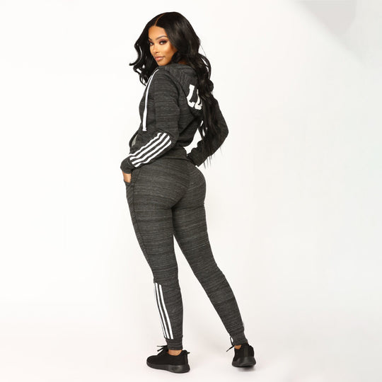 Damen sportliches Zip-Hoodie und Slim-Jogger-Set aus French-Terry mit kontrastierenden Streifen Shop Nory