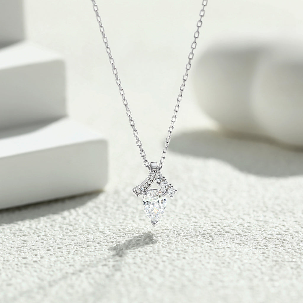 Damen Anhänger mit funkelnden Zirkonia und tropfenförmigem Design Shop Nory