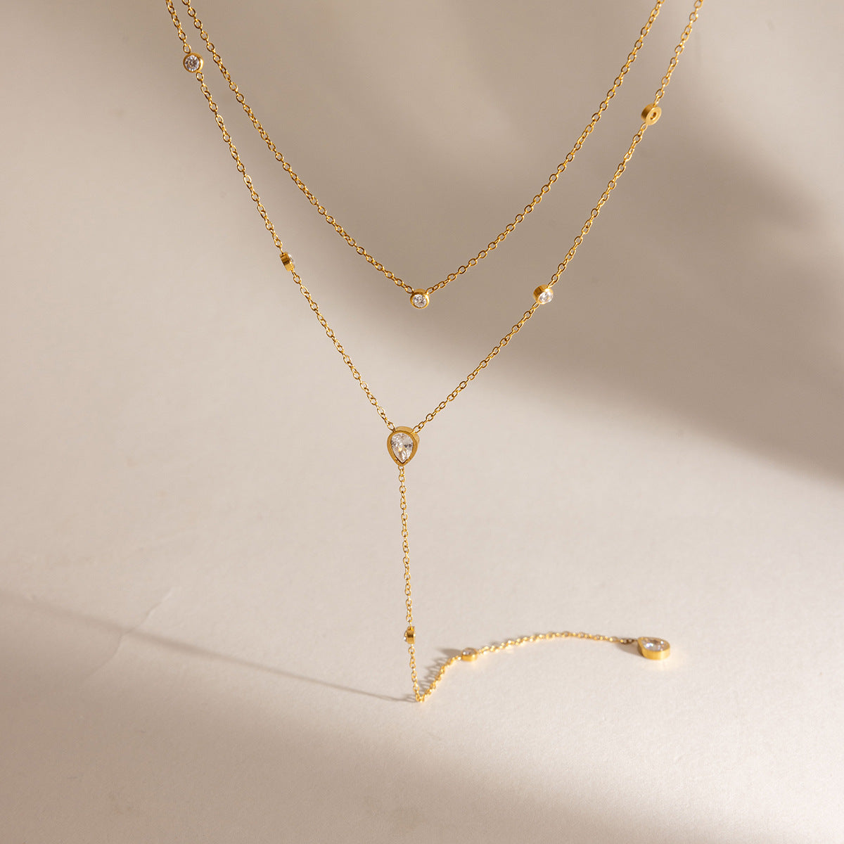 Damen Halskette mit funkelnden Zirkonia-Details und verstellbarem Design Shop Nory