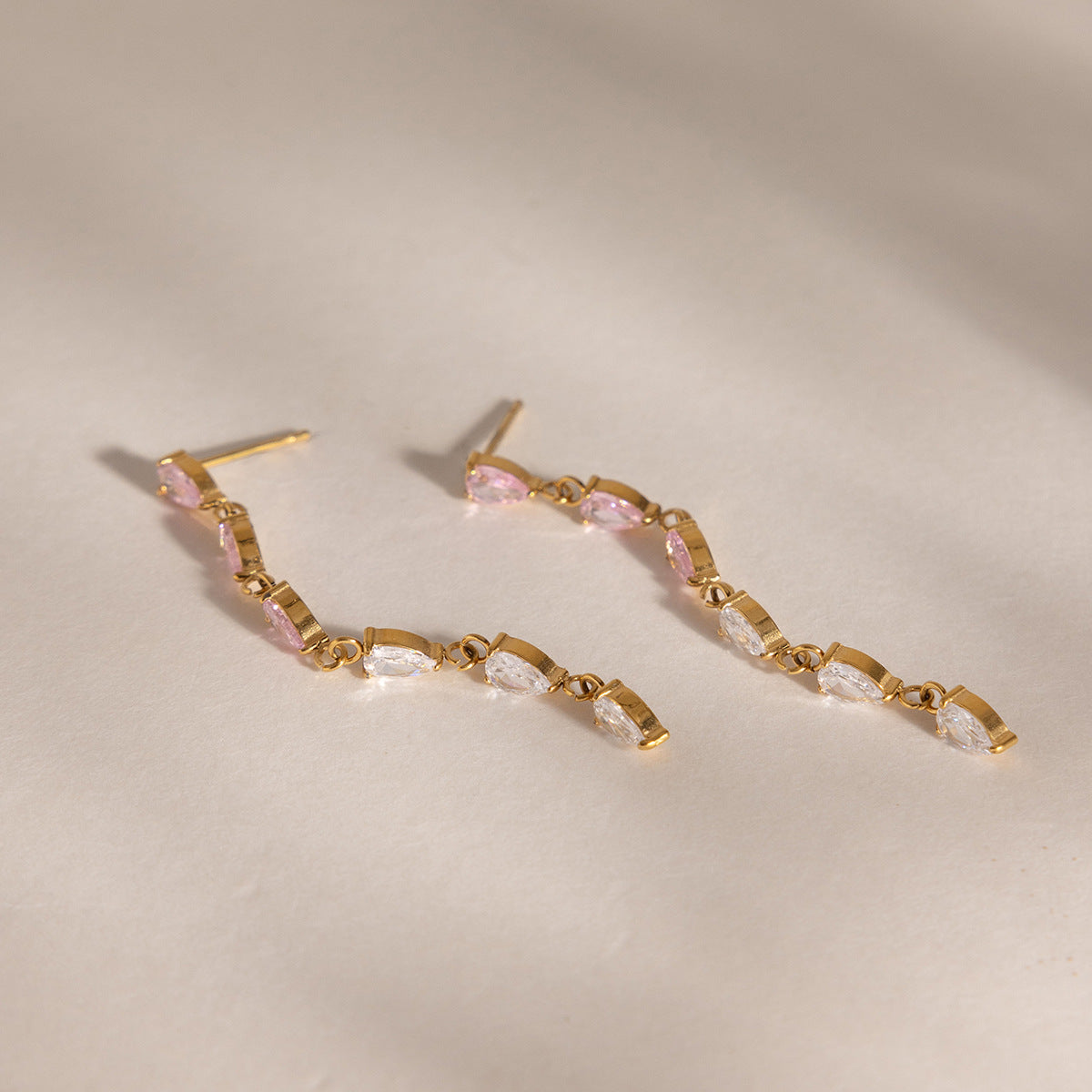 Damen Ohrhänger mit funkelnden Tropfensteinen und eleganter Edelstahlverarbeitung Shop Nory
