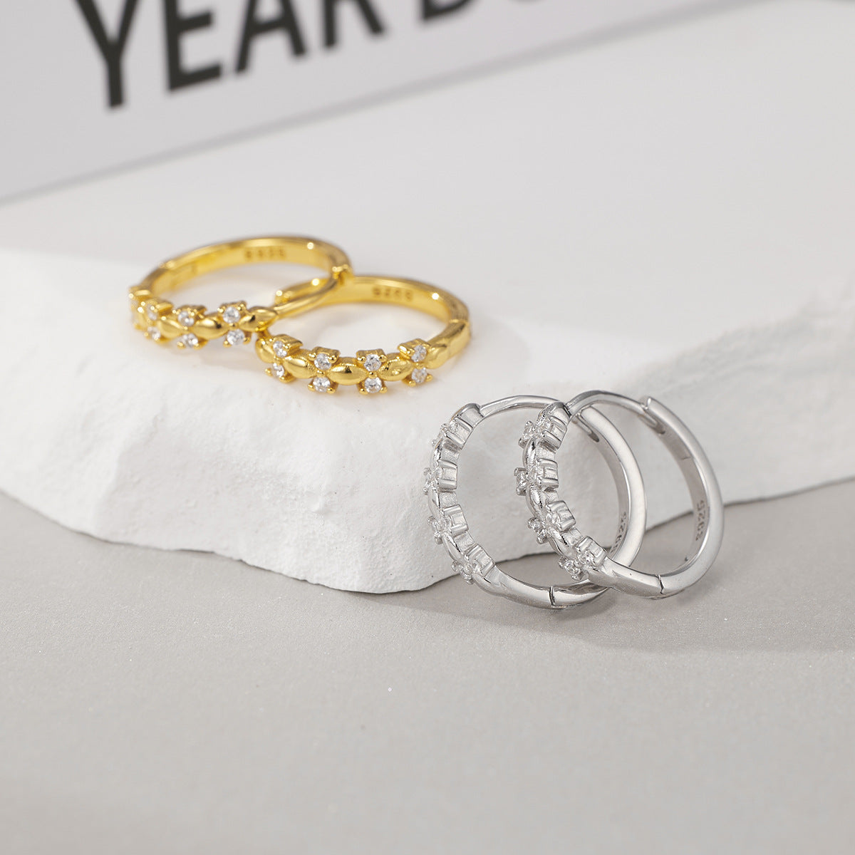 Damen Ohrstecker mit glitzernden Zirkonia und edlem Design Shop Nory