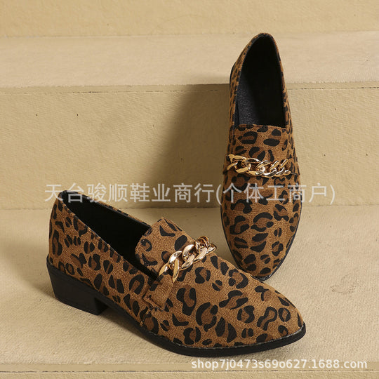 Damen Veloursleder-Loafer mit goldener Kettenapplikation und kleinem Blockabsatz Shop Nory
