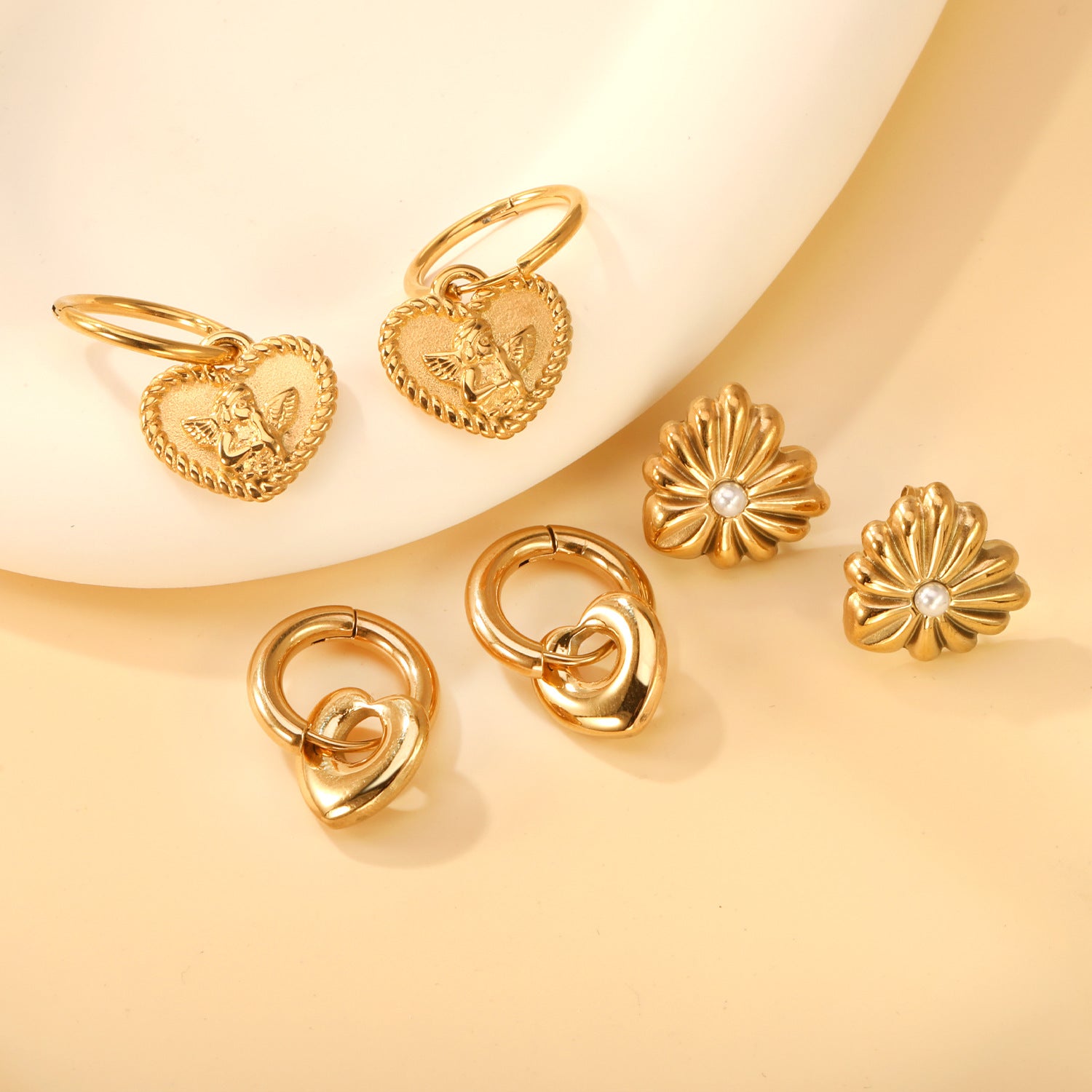 Damen Ohrstecker im floralen Design mit funkelndem Mittelstein Shop Nory