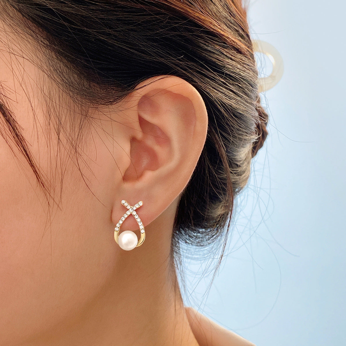Damenohrringe mit floralem Rosen-Design und eleganten Perlenakzenten Shop Nory