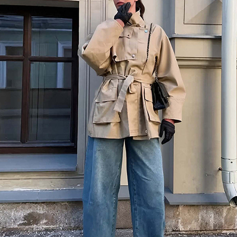Damen Taillierte Übergangsjacke mit Stehkragen, Schultercape und Bindegürtel Shop Nory
