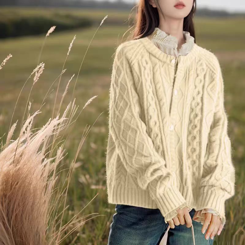 Damen Kuscheliger Zopf- und Rautenstrick-Cardigan mit Perlmuttknopfblende Shop Nory
