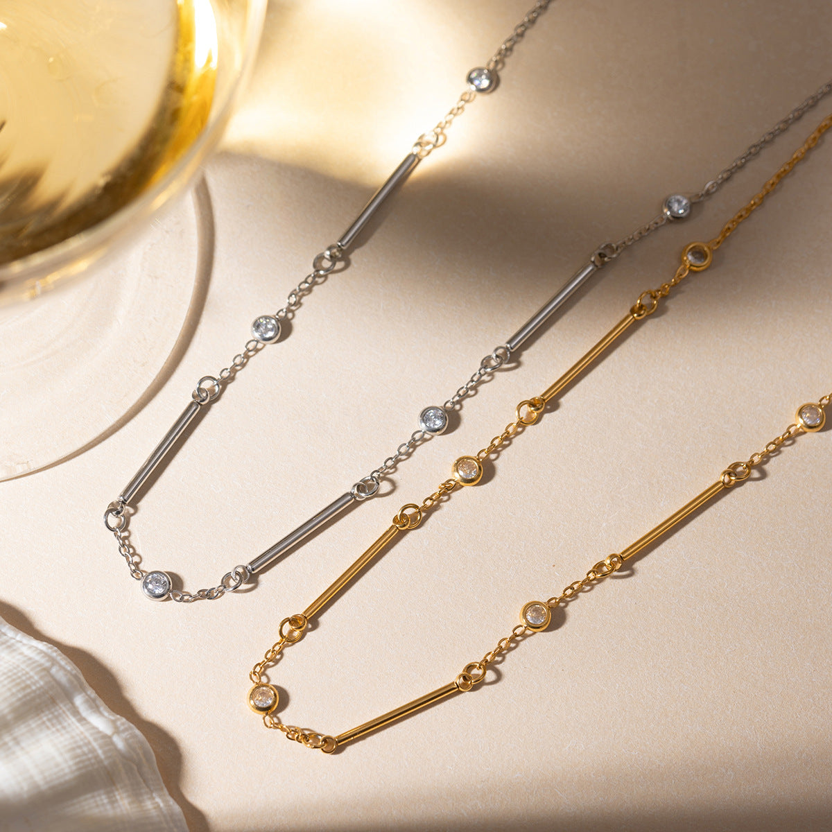 Damen elegante Halskette aus hypoallergenem Edelstahl mit funkelnden Zirkonia-Details Shop Nory
