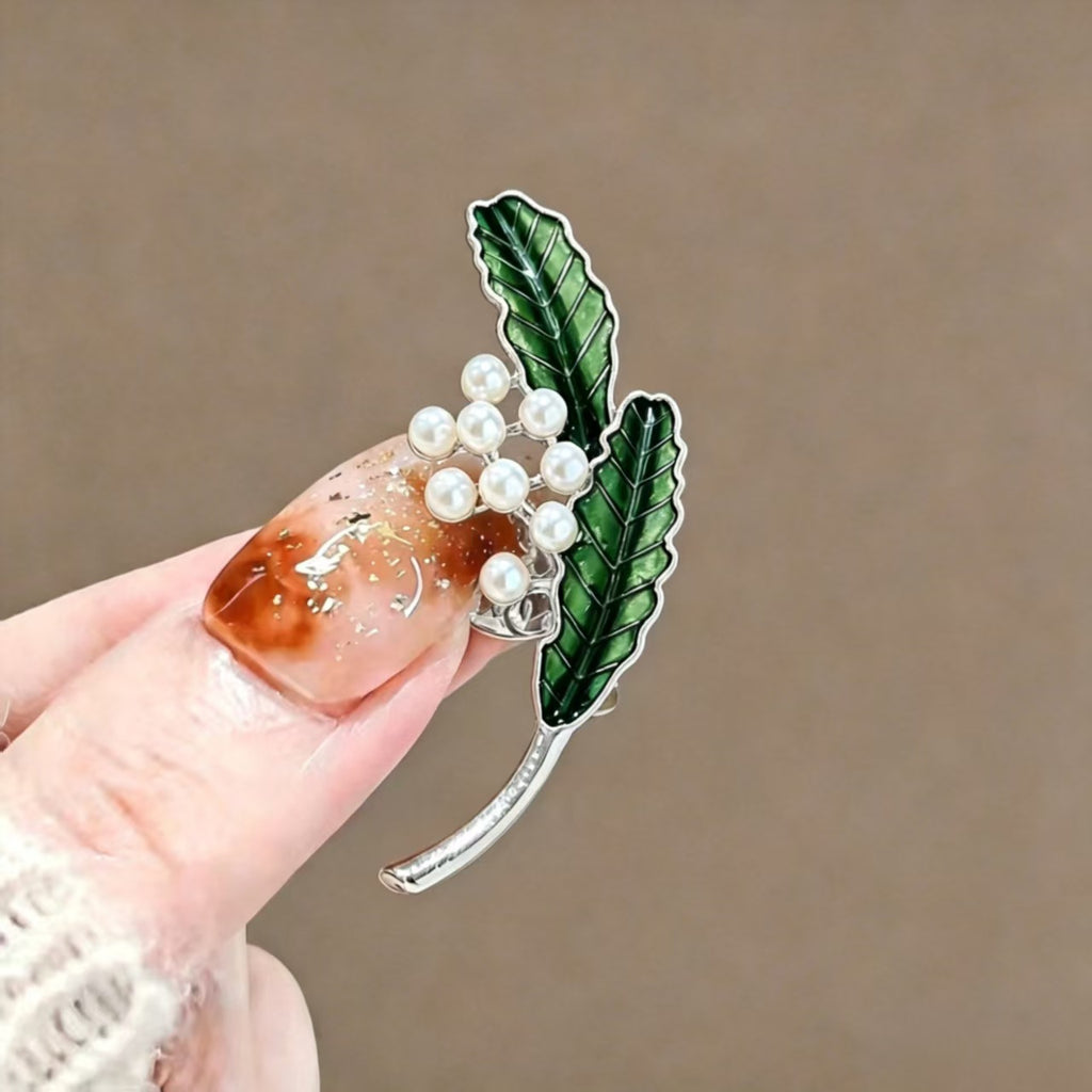 Filigrane Emaillierte Ahornblatt-Brosche mit Zirkonia