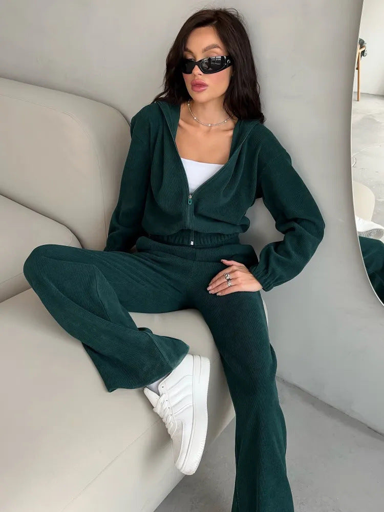 Damen kurz geschnittene Kapuzenjacke und Jogginghose Set aus Cordoptik Shop Nory