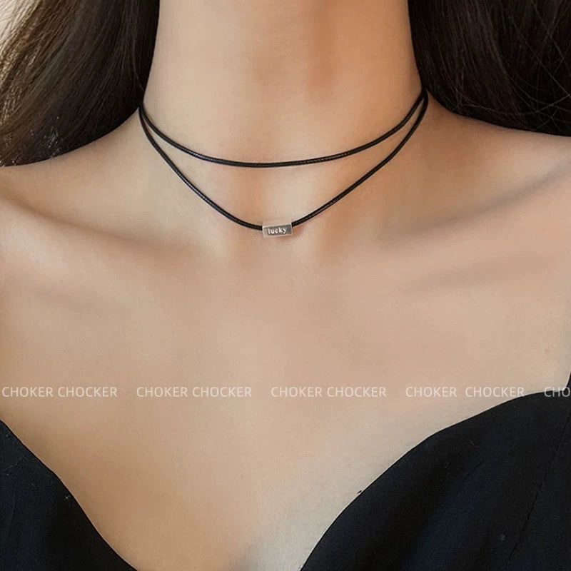 Damen Choker-Halskette mit graviertem "lucky" Anhänger aus hochwertigem Material Shop Nory