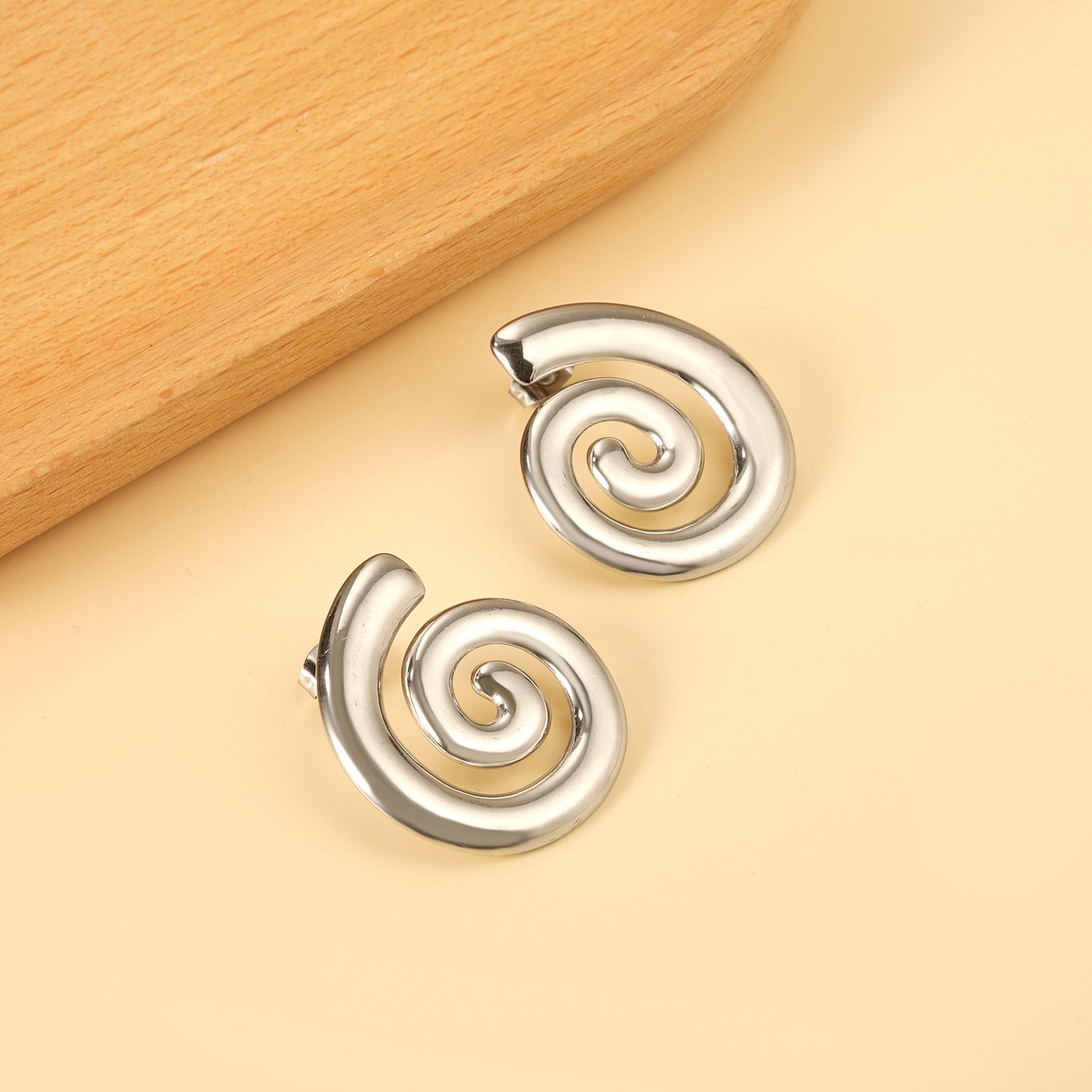 Damen Ohrringe im eleganten spiralen Design Shop Nory