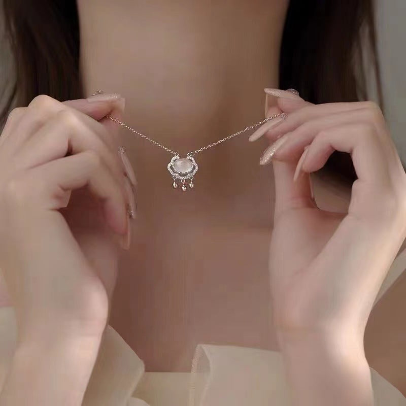 Damen Halskette mit elegantem Anhänger und zierenden Elementen Shop Nory