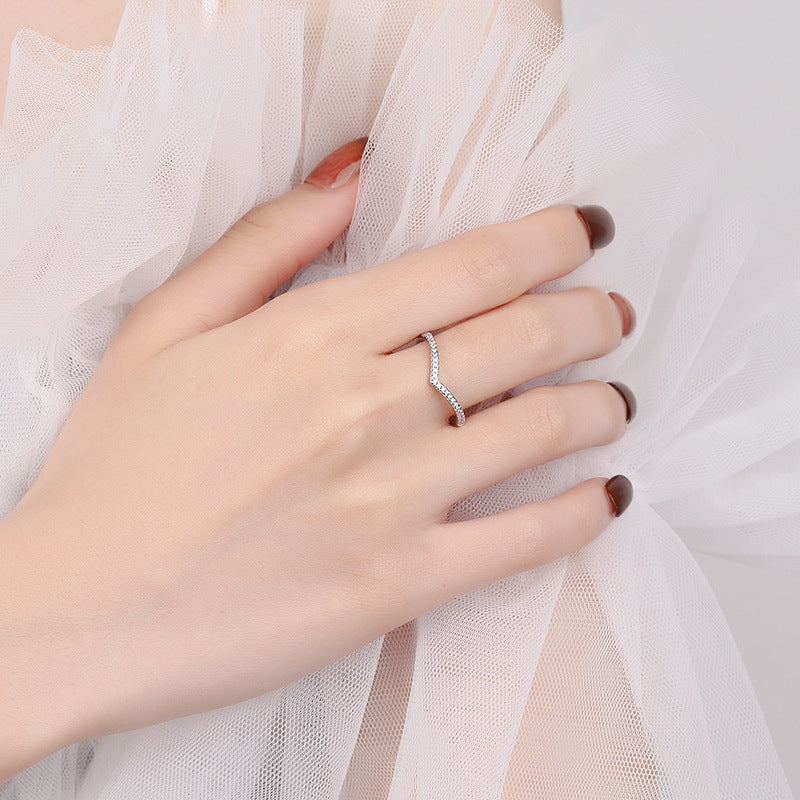 Damen eleganter V-förmiger Ring mit funkelnden Zirkonia Shop Nory