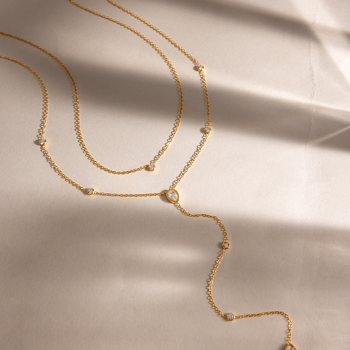 Damen Halskette mit funkelnden Zirkonia-Details und verstellbarem Design Shop Nory