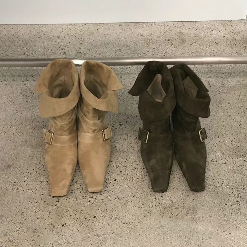 Damen Mittelhohe Wildlederoptik-Stiefelette mit quadratischer Spitze, verstellbaren Schnallenriemen und flachem Blockabsatz Shop Nory