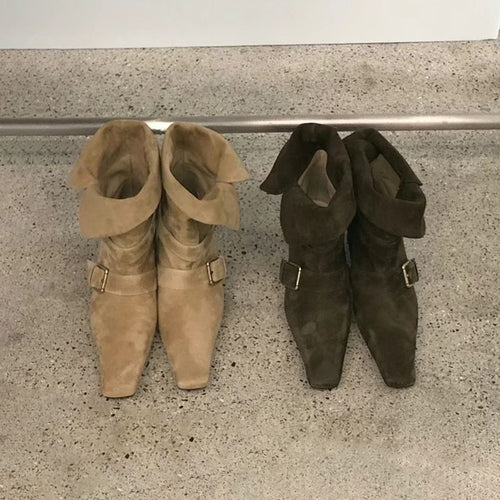 Damen Mittelhohe Wildlederoptik-Stiefelette mit quadratischer Spitze, verstellbaren Schnallenriemen und flachem Blockabsatz Shop Nory