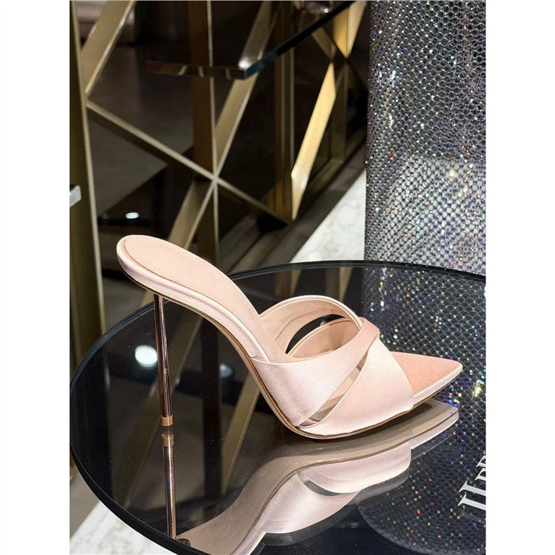 Damen spitz zulaufende fersenfreie Mules mit gekreuzten Riemen und schlankem Stiletto-Absatz Shop Nory