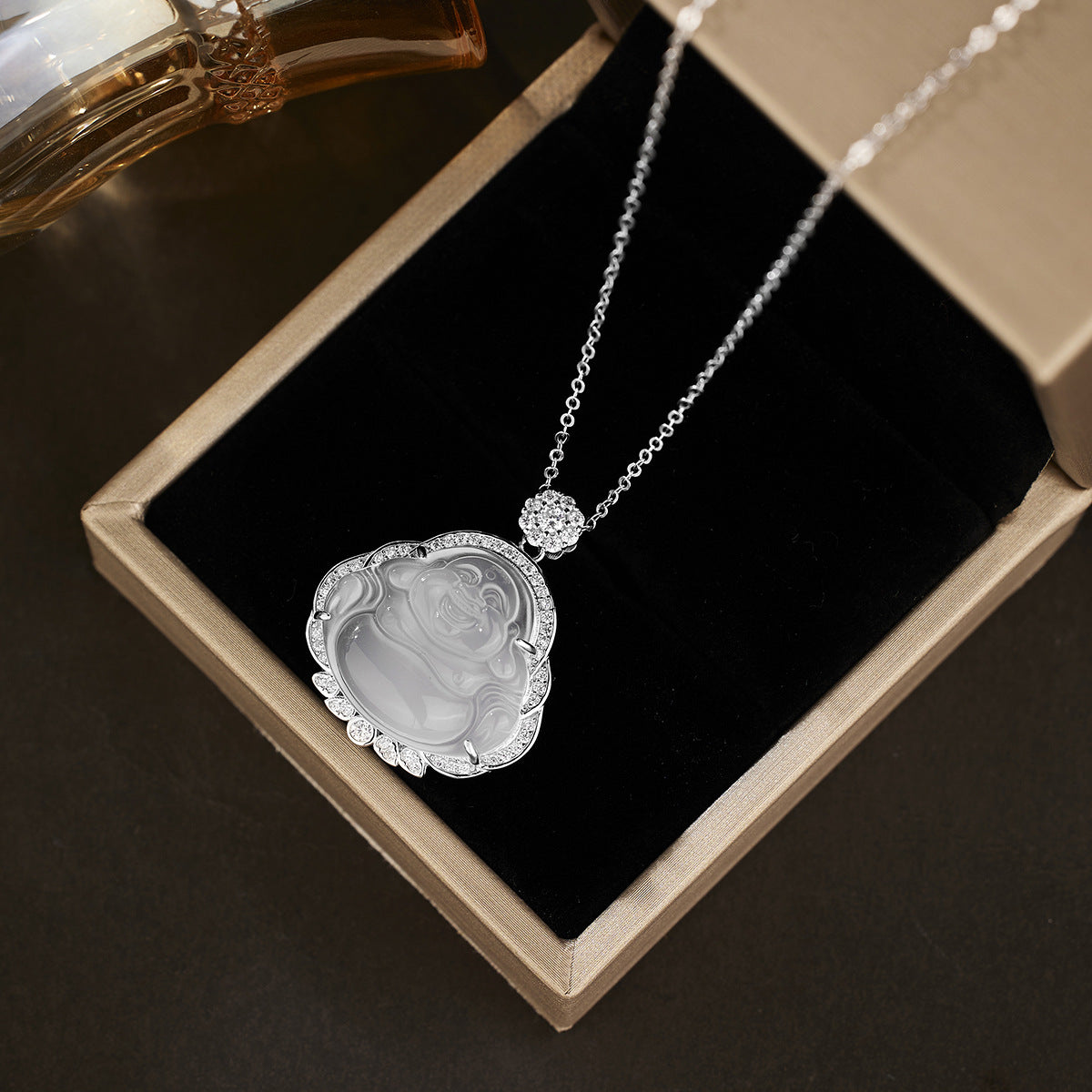 Damen Anhänger mit Buddha-Motiv aus hochwertigem Halbedelstein und funkelnden Zirkonia Shop Nory