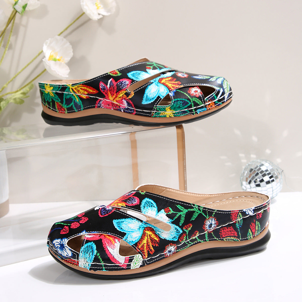 Damen Komfortable Clogs mit dekorativen floralen Stickereien Shopnory