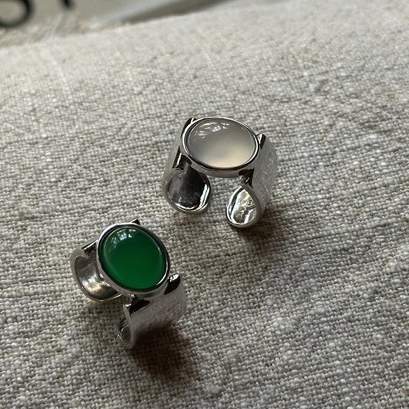 Damenring mit elegantem, geschwungenem Design und grünem Stein Shop Nory