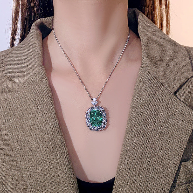 Kissen-Schliff Zentrastein Halo Anhänger Necklace mit Marquise- und Rundschliff CZ Akzenten in rhodiniertem Sterlingsilber