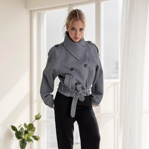 Damen Kurz geschnittene Wolljacke mit Taillengürtel, doppelreihigem Verschluss und hohem Stehkragen Shop Nory