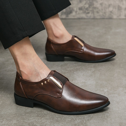 Herren elegante spitze Slip-On Business-Halbschuhe mit elastischer Gummilasche und dekorativen Metallapplikationen Shop Nory