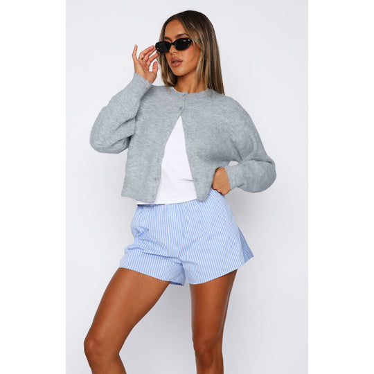 Damen Kurzgeschnittene Strickjacke mit verdeckter Knopfleiste und Ballonärmeln Shop Nory