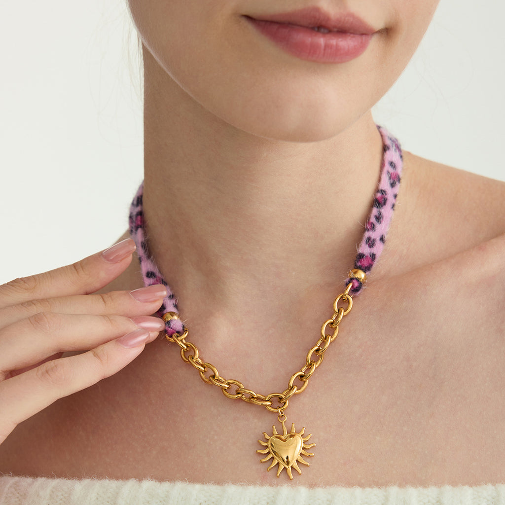 Damen Halskette mit bunten floral-motivierten Anhängern und hochwertiger Edelstahlverarbeitung Shop Nory