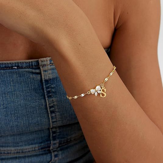 Damen Armband mit funkelndem Blumenanhänger und personalisiertem Initial Shop Nory