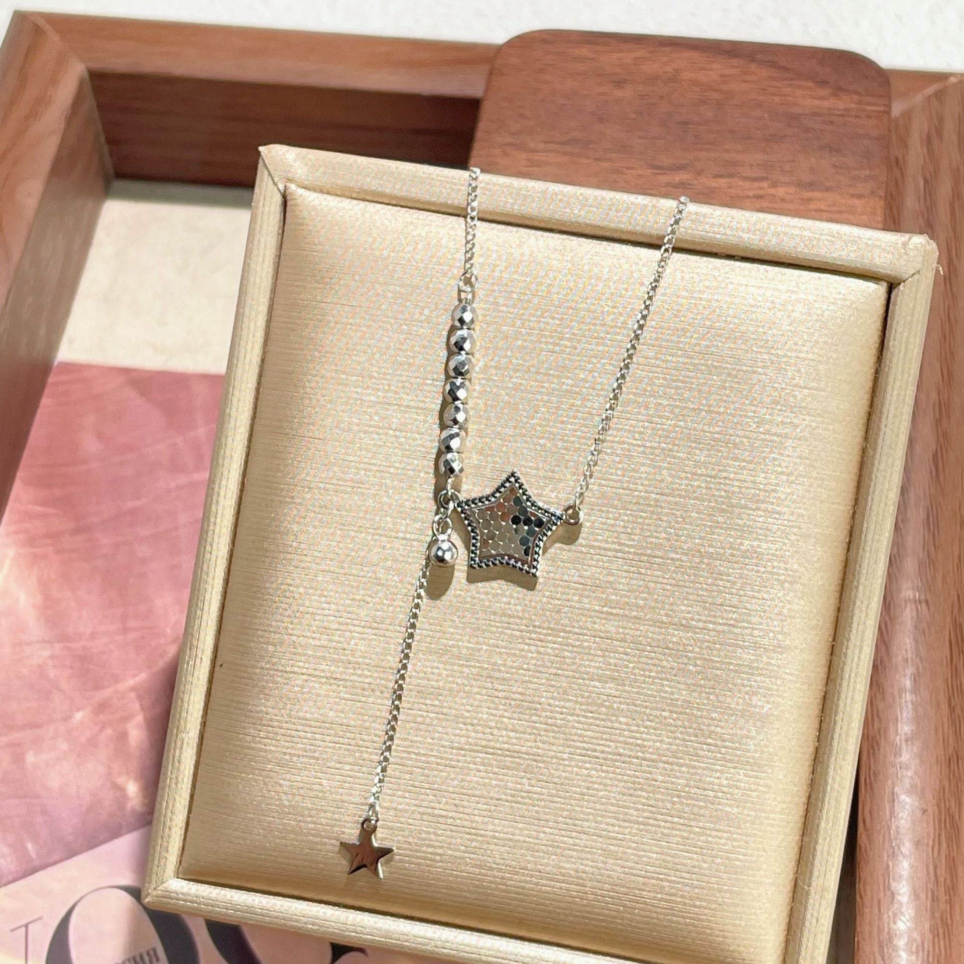 Damen Kette mit funkelndem Sternen-Anhänger und eleganten Akzenten Shop Nory